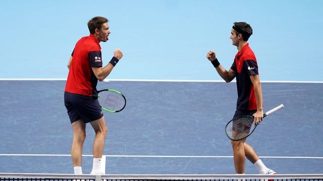 Pierre-Hugues Herbert (r) und Nicolas Mahut haben bei den ATP Finals den Doppel-Titel gewonnen.