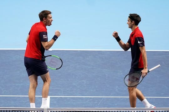 Pierre-Hugues Herbert (r) und Nicolas Mahut haben bei den ATP Finals den Doppel-Titel gewonnen.