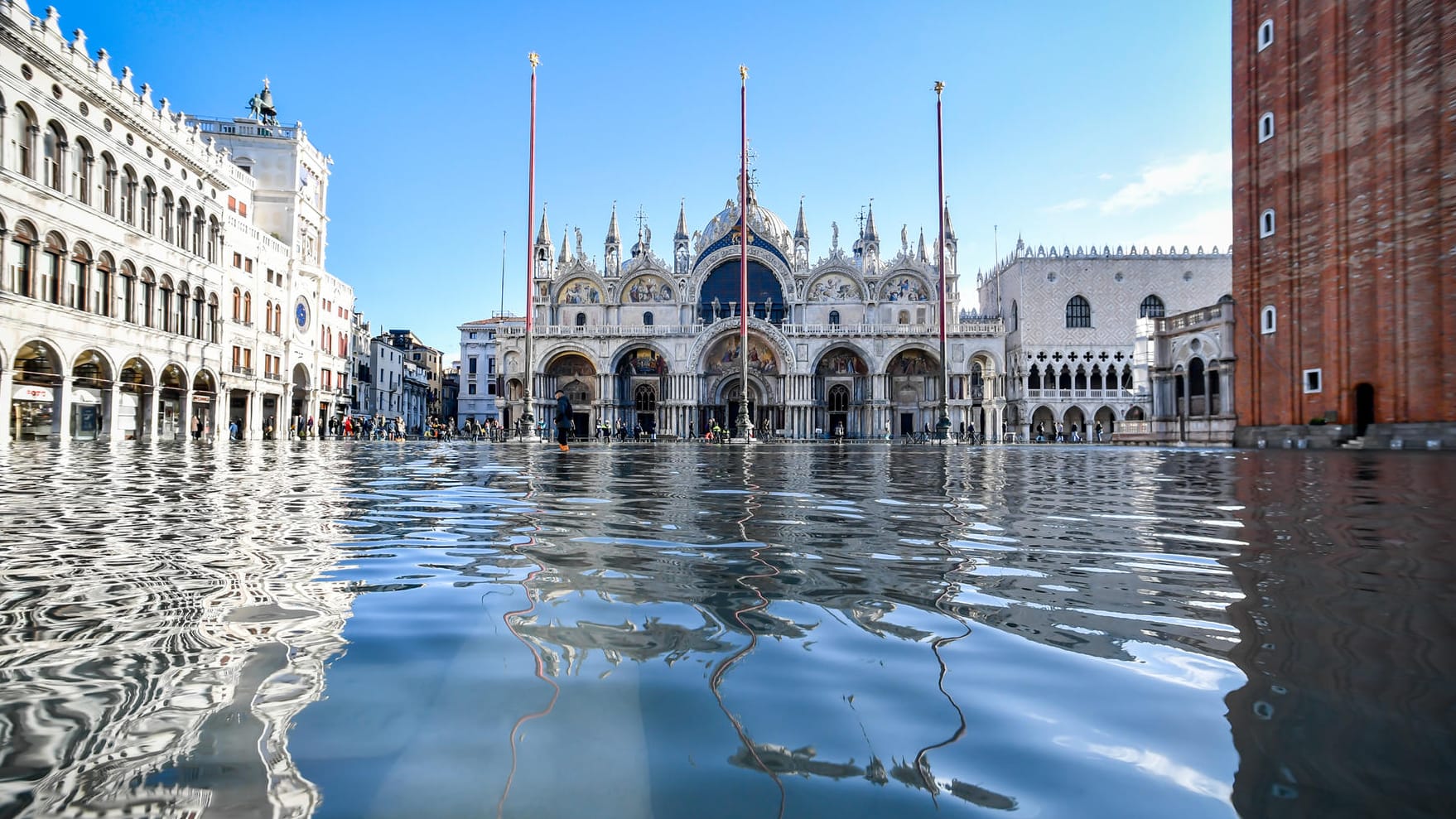 Der Dogenpalast spiegelt sich im Hochwasser auf dem Markusplatz: Nicht nur Venedig leidet in diesen Tagen unter Extremwetter.