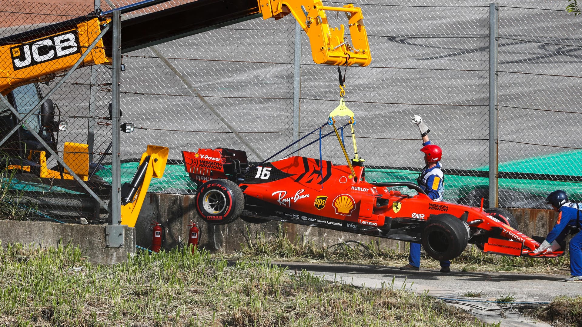 Das Auto von Charles Leclerc wird mit einem Kran von der Strecke transportiert.