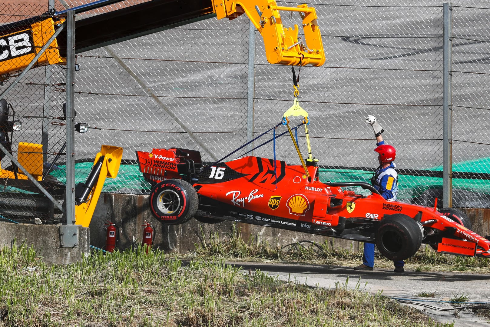 Das Auto von Charles Leclerc wird mit einem Kran von der Strecke transportiert.