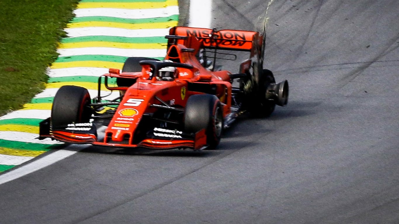 Nach dem Crash: Sebastian Vettel im Ferrari mit aufgeschlitztem Hinterreifen.