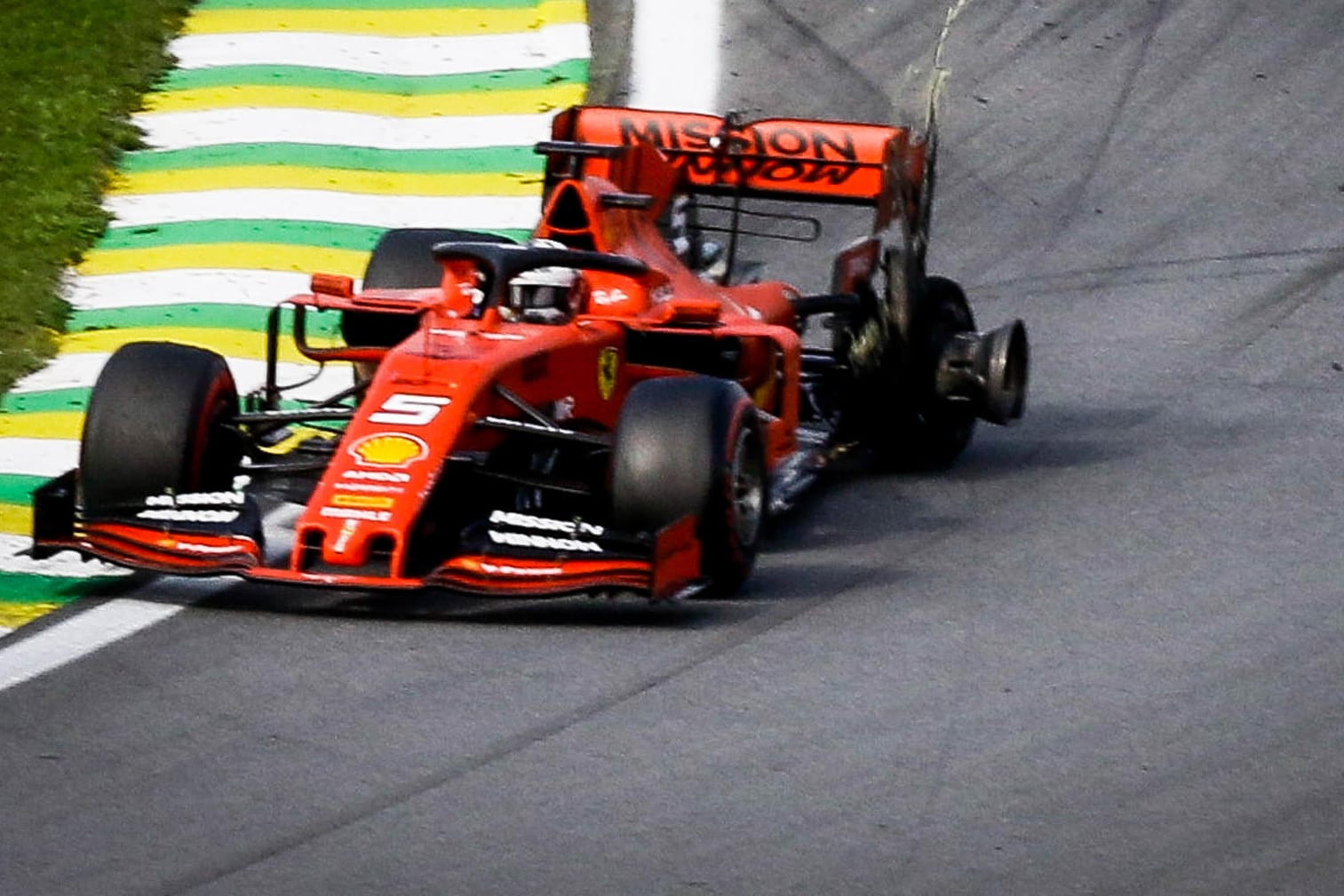 Nach dem Crash: Sebastian Vettel im Ferrari mit aufgeschlitztem Hinterreifen.