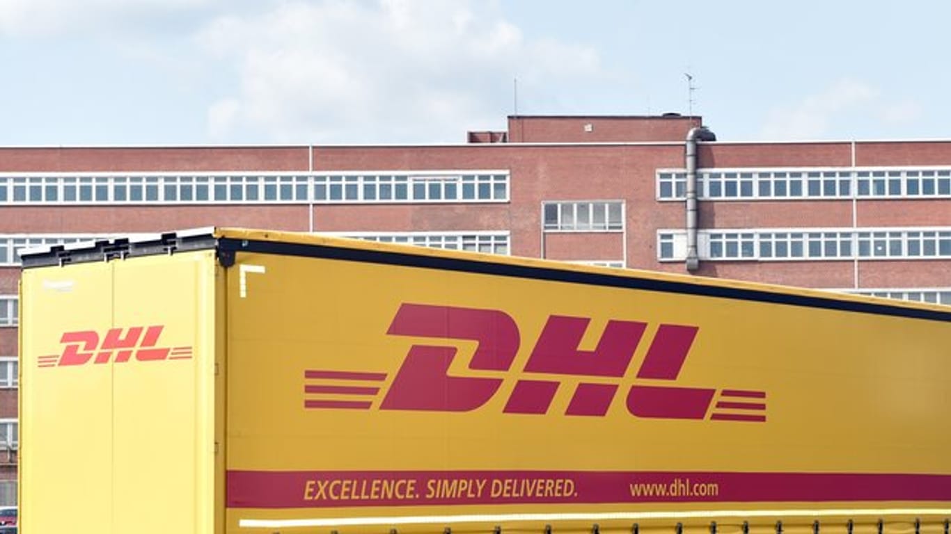 DHL-Lkw vor ehemaliger Opel-Firmenzentrale: Täglich transportiert die Deutsche Post durchschnittlich fünf Millionen Paketsendungen.