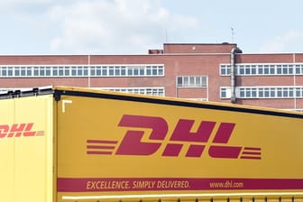 DHL-Lkw vor ehemaliger Opel-Firmenzentrale: Täglich transportiert die Deutsche Post durchschnittlich fünf Millionen Paketsendungen.