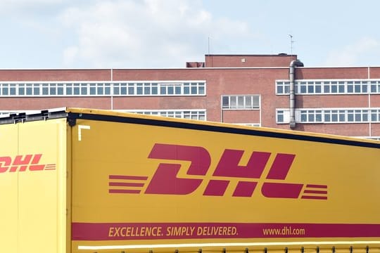 DHL-Lkw vor ehemaliger Opel-Firmenzentrale: Täglich transportiert die Deutsche Post durchschnittlich fünf Millionen Paketsendungen. DHL-Lkw vor ehemaliger Opel-Firmenzentrale: Täglich transportiert die Deutsche Post durchschnittlich fünf Millionen Paketsendungen.