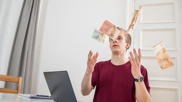 Ein paar Klicks hier, ein paar Daten dort - und schon fällt das Geld vom Himmel? So einfach, wie es sich anhört, lässt sich auch mit Crowdworking kein Geld verdienen.