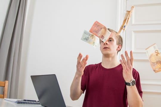 Ein paar Klicks hier, ein paar Daten dort - und schon fällt das Geld vom Himmel? So einfach, wie es sich anhört, lässt sich auch mit Crowdworking kein Geld verdienen.