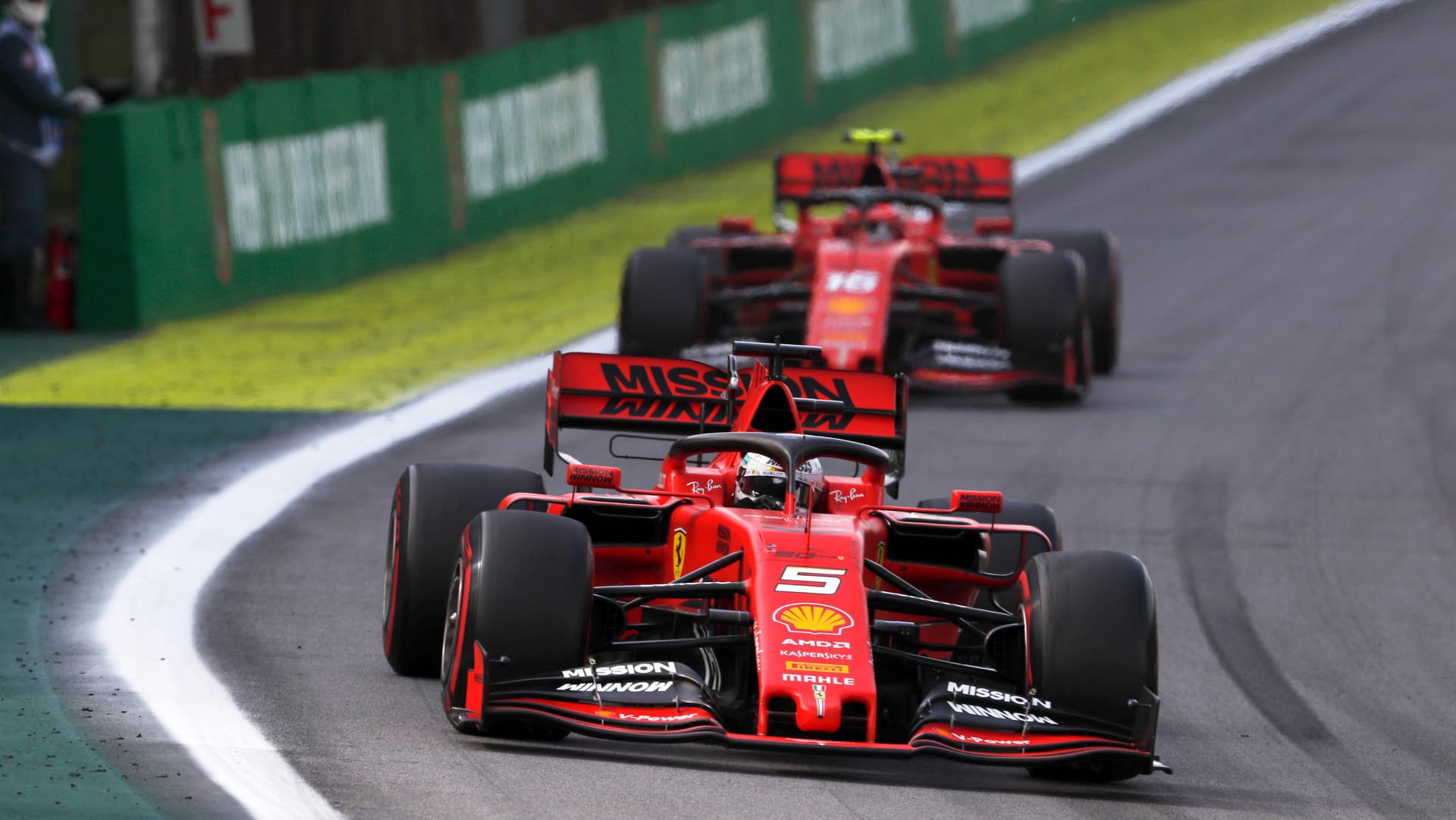 Bild aus Brasilien: Sebastian Vettel und Charles Leclerc auf der Strecke in Sao Paulo.