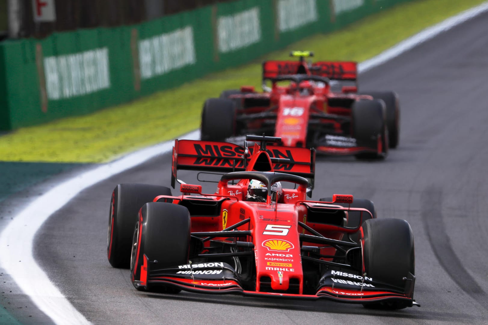 Bild aus Brasilien: Sebastian Vettel und Charles Leclerc auf der Strecke in Sao Paulo.