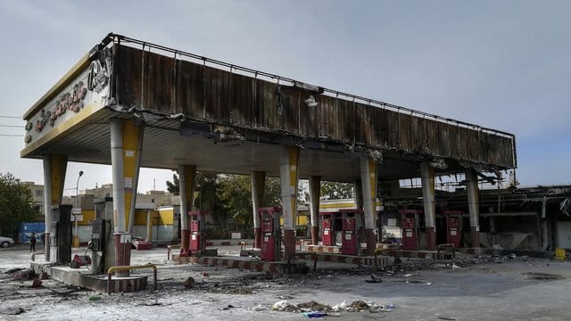 Bei den Protesten abgebrannte Tankstelle in Teheran. Bei den Protesten abgebrannte Tankstelle in Teheran.