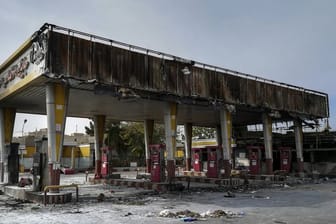 Bei den Protesten abgebrannte Tankstelle in Teheran.