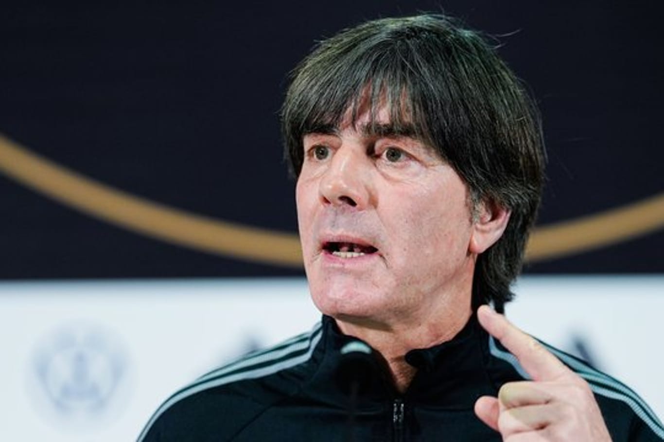 Joachim Löw (r) bereitet das DFB-Team auf das Spiel gegen Nordirland vor.