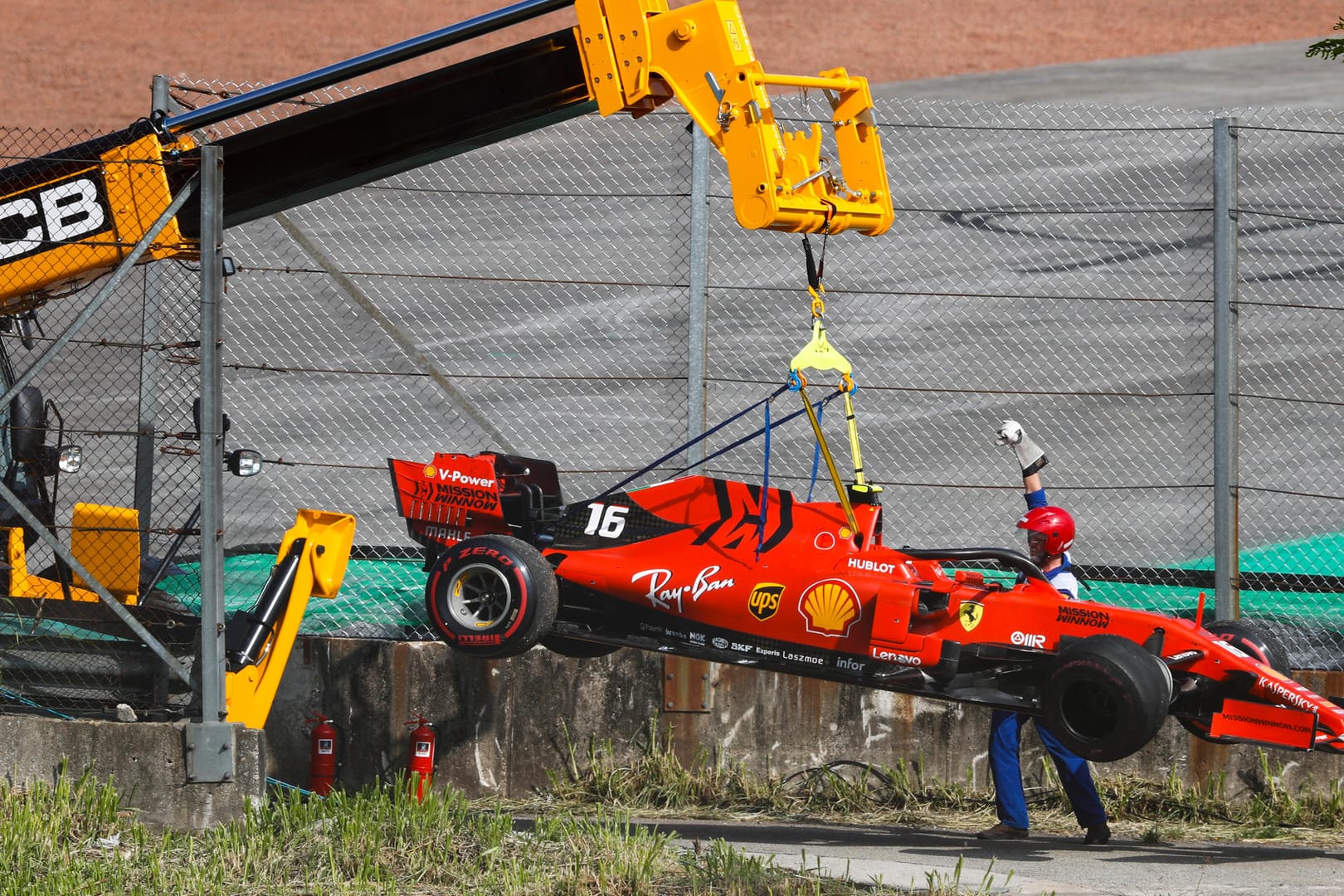 Beim Großen Preis von Brasilien kam es zwischen den Ferrari-Piloten Sebastian Vettel und Charles Leclerc fünf Runden vor Schluss zur Kollision. Während Ferrari sich selbst zerstörte, triumphierte Verstappen. t-online.de hat die internationalen Pressestimen zum Ferrari-Crash zusammengestellt.