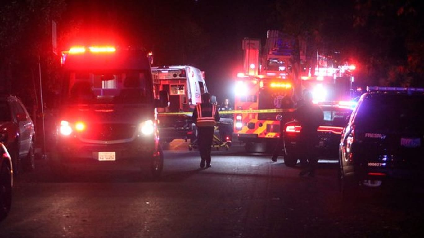 Einsatzfahrzeuge von Polizei und Feuerwehr am Tatort in Fresno.