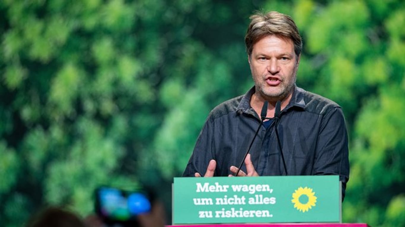 Robert Habeck spricht beim Bundesparteitag der Grünen in Bielefeld.