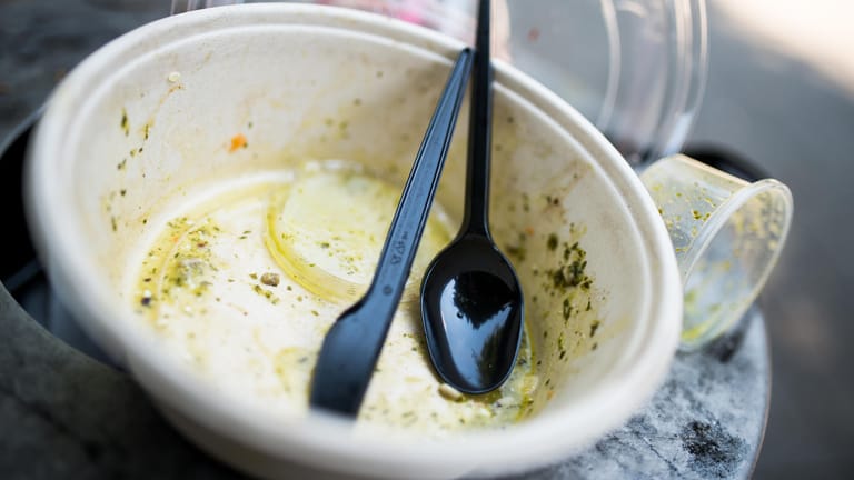 Gebrauchtes Plastikgeschirr: To-Go-Produkte stehen in Sachen Umweltbewusstsein in der Kritik.