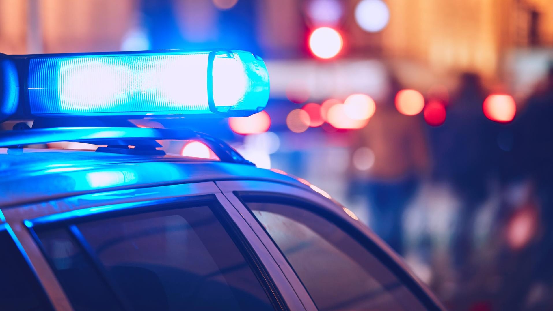Polizeilicht (Symbolbild): Ein 20-jähriger Fußgänger ist beim Überqueren einer Autobahn ums Leben gekommen. Polizeilicht (Symbolbild): Ein 20-jähriger Fußgänger ist beim Überqueren einer Autobahn ums Leben gekommen.