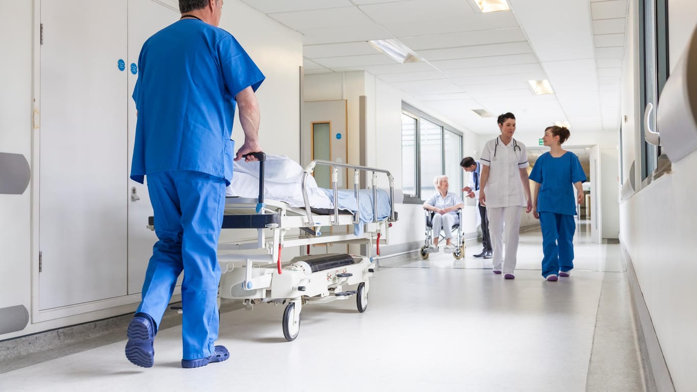 Flur in einem Krankenhaus: Besonders das Gesundheitswesen konnte im letzten Quartal einen hohen Zuwachs an Beschäftigten verzeichnen.