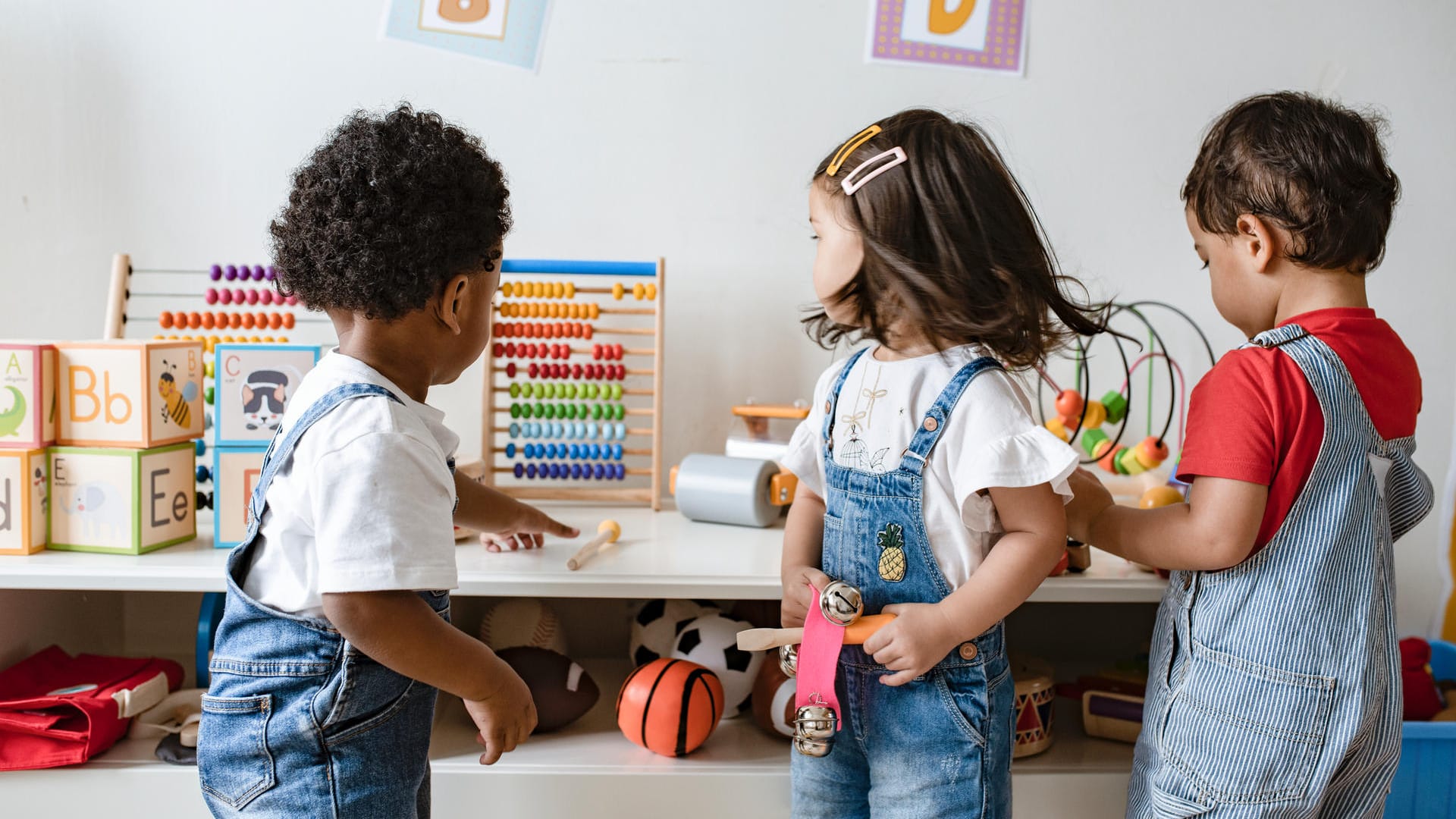 Kleinkinder spielen: Seit 1989 gehen mehr Kinder laut Unicef in die Grundschule.