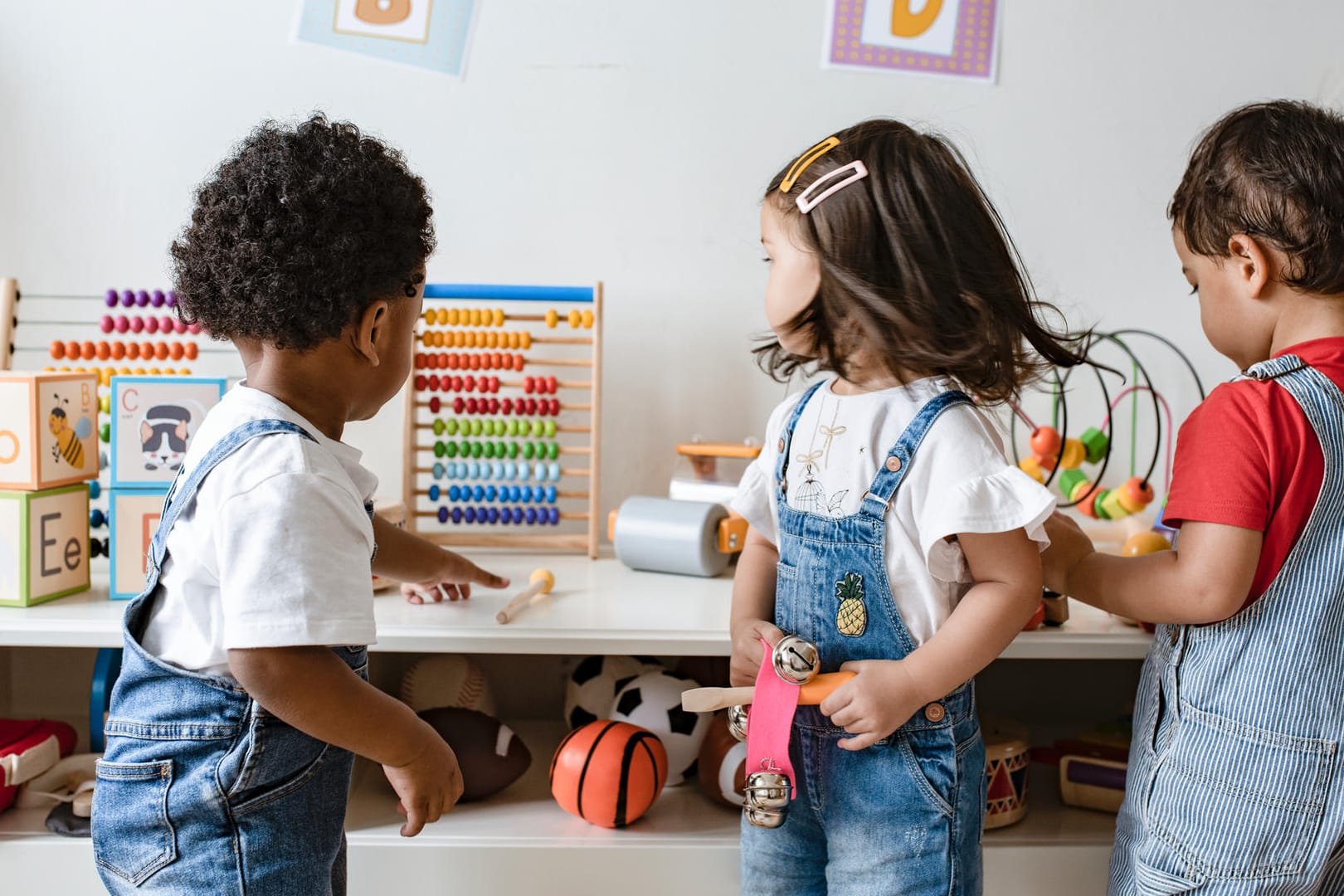 Kleinkinder spielen: Seit 1989 gehen mehr Kinder laut Unicef in die Grundschule.