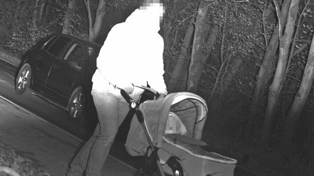Genau in dem Moment, als das Auto mit Tempo 61 in einer 50er-Zone geblitzt wurde, schob eine Frau einen Kinderwagen durchs Bild. Genau in dem Moment, als das Auto mit Tempo 61 in einer 50er-Zone geblitzt wurde, schob eine Frau einen Kinderwagen durchs Bild.