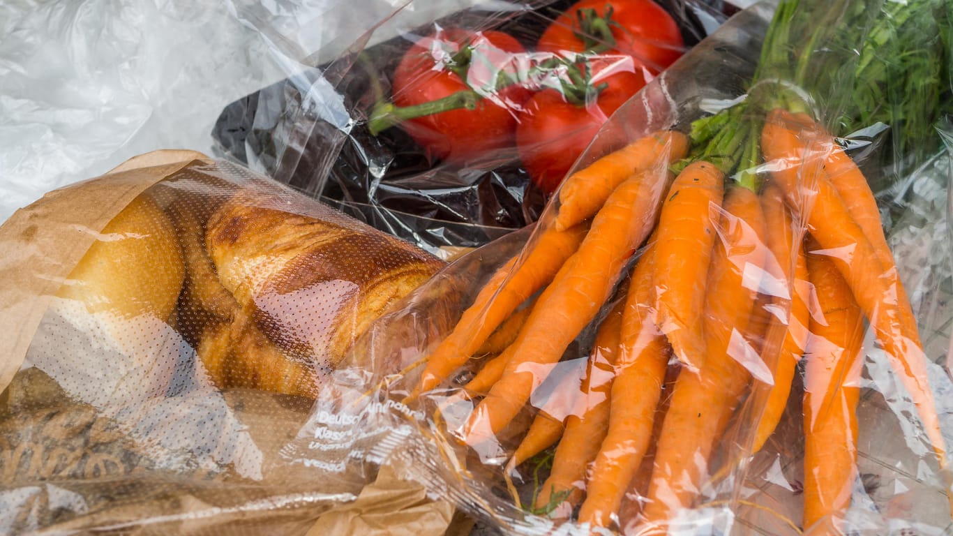In Plastik verpackte Lebensmittel: Wählen Sie nach Möglichkeit im Supermarkt das unverpackt Obst und Gemüse.