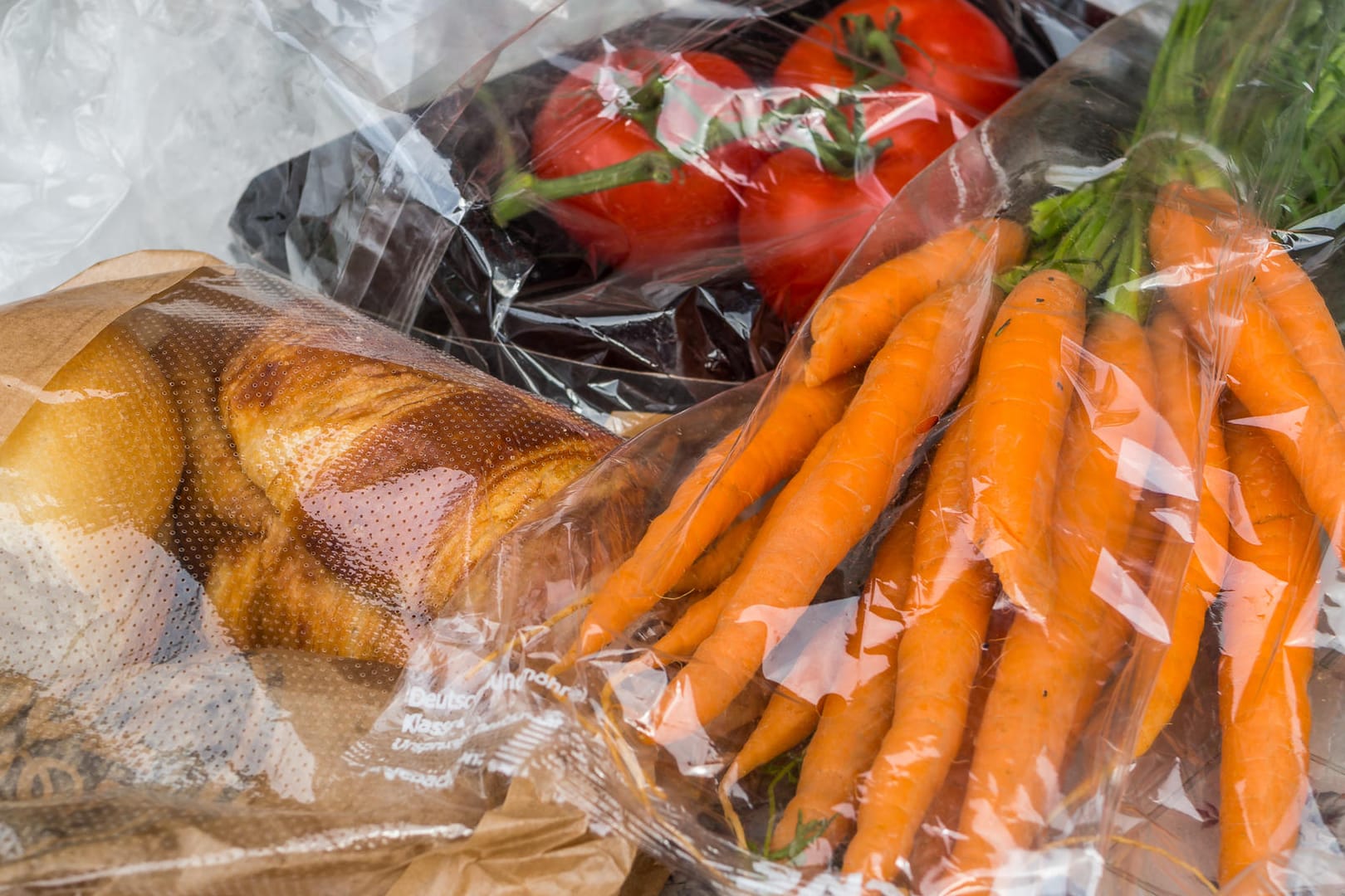 In Plastik verpackte Lebensmittel: Wählen Sie nach Möglichkeit im Supermarkt das unverpackt Obst und Gemüse.