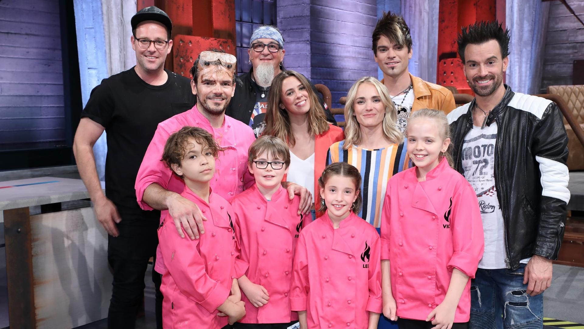 Grill den Henssler: Profikoch Steffen Henssler mit den Kochkindern Noah, Finn, Lee und Vicky, Kochcoach Stefan Marquard, Vanessa Mai, Moderatorin Annie Hoffmann und die "Ehrlich Brothers"