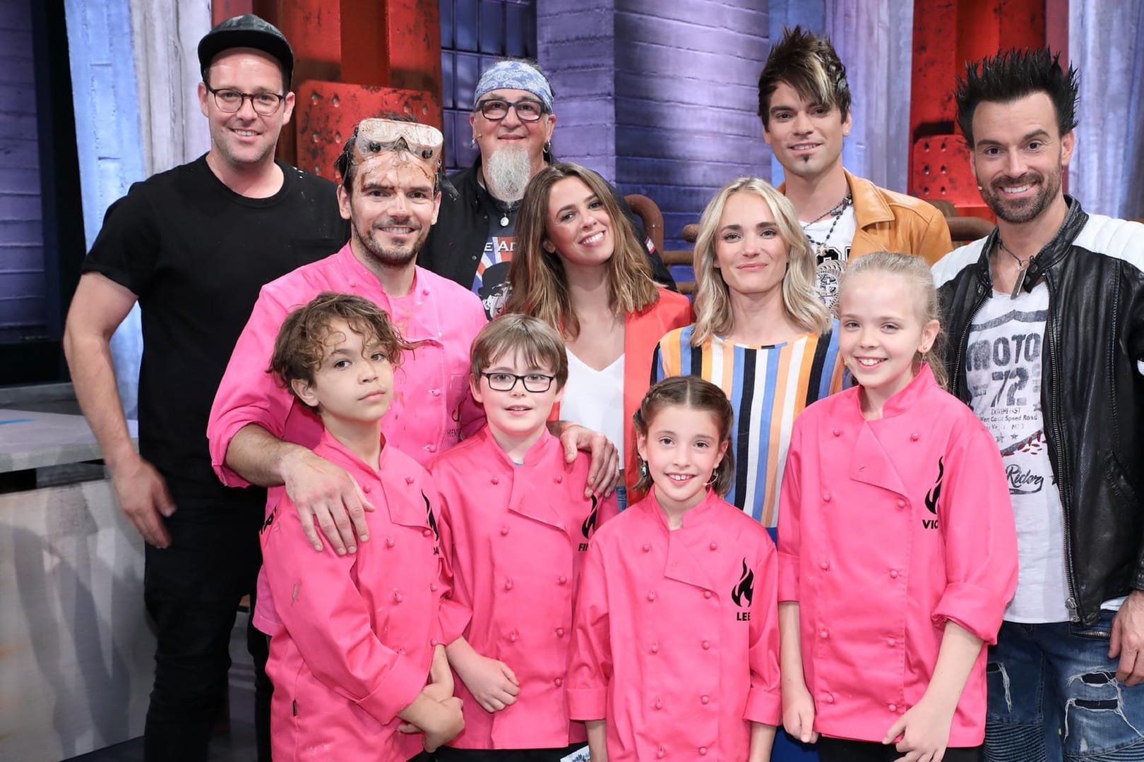Grill den Henssler: Profikoch Steffen Henssler mit den Kochkindern Noah, Finn, Lee und Vicky, Kochcoach Stefan Marquard, Vanessa Mai, Moderatorin Annie Hoffmann und die "Ehrlich Brothers"