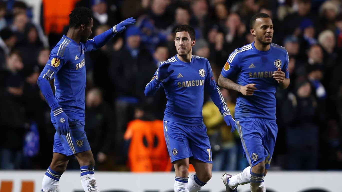 Spielten drei Spielzeiten an der Stamford Bridge zusammen: John Obi Mikel (l.) und Eden Hazard (m.).