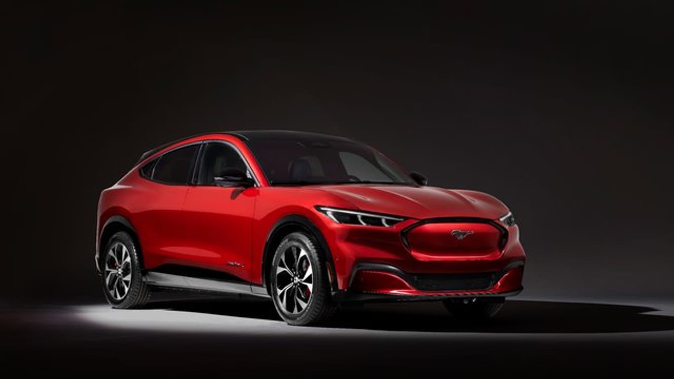 Ford Mustang MachE: Der für 2020 geplante Ford Mustang heißt "MachE" und soll mit einer Aufladung des 75 kWh Elektromotor rund 450 Kilometer fahren.