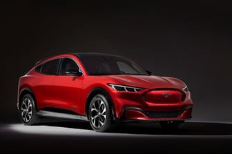 Ford Mustang MachE: Der für 2020 geplante Ford Mustang heißt "MachE" und soll mit einer Aufladung des 75 kWh Elektromotor rund 450 Kilometer fahren.