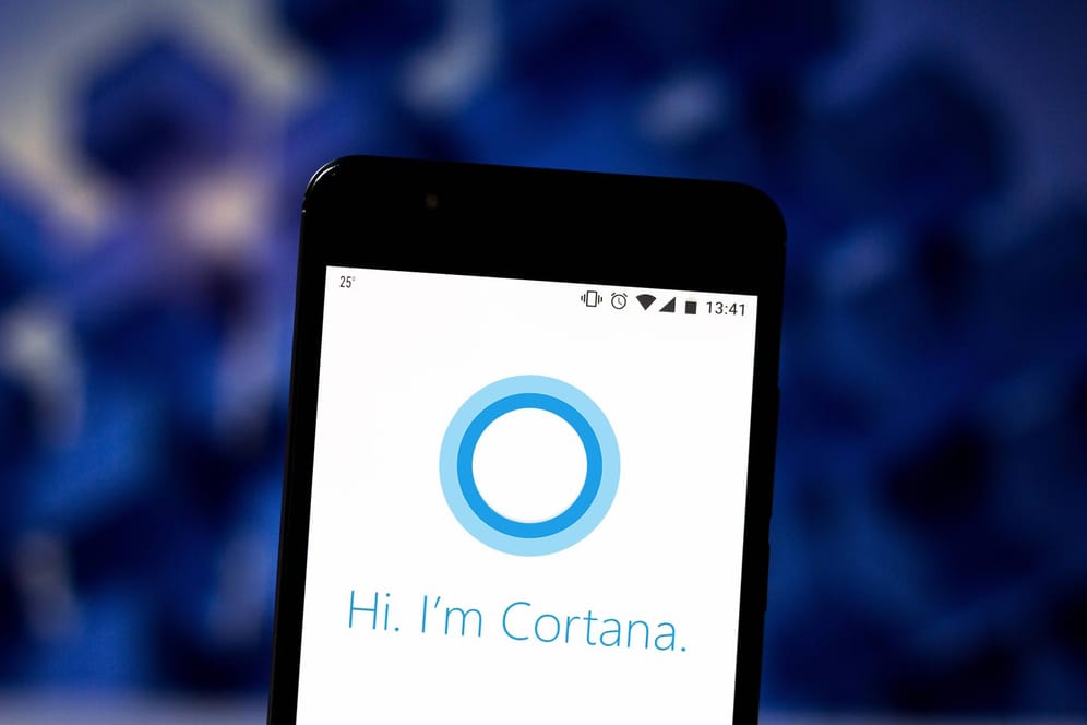 Microsofts Cortana-Logo auf einem Smartphone-Bildschirm: Die Cortana-App wird im Januar 2020 eingestellt.