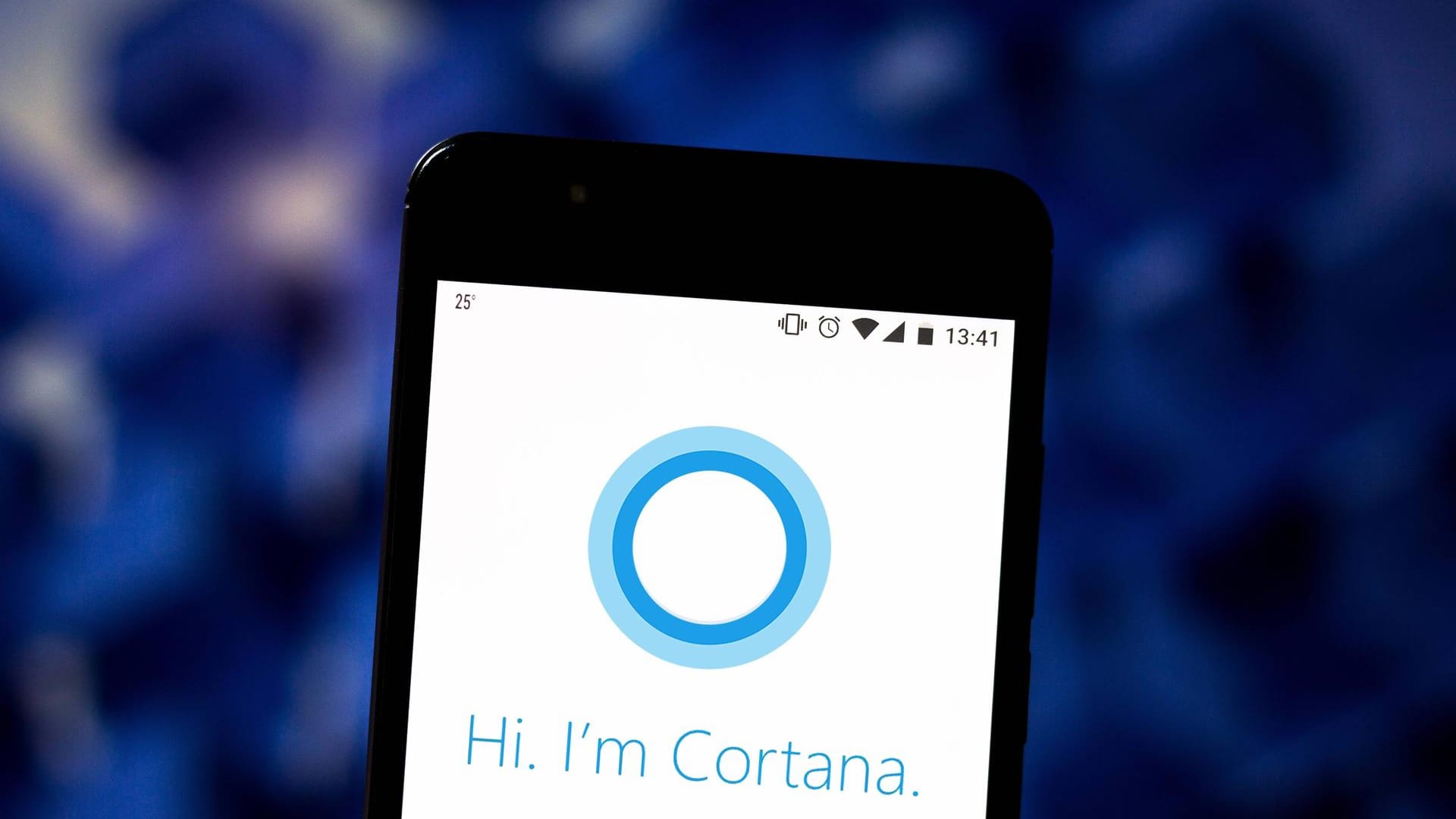 Microsofts Cortana-Logo auf einem Smartphone-Bildschirm: Die Cortana-App wird im Januar 2020 eingestellt.