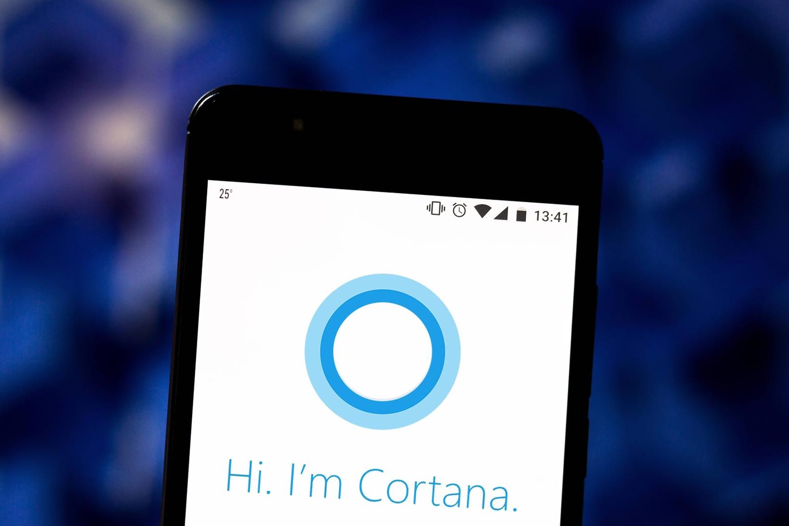 Microsofts Cortana-Logo auf einem Smartphone-Bildschirm: Die Cortana-App wird im Januar 2020 eingestellt.