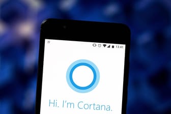 Microsofts Cortana-Logo auf einem Smartphone-Bildschirm: Die Cortana-App wird im Januar 2020 eingestellt.