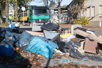 Illegal deponierter Müll im Berliner Stadtteil Britz: Bis zu 10.000 Euro Bußgeld werden in der Hauptstadt für wild entsorgten Elektronik-Müll fällig.