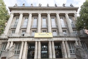 Das Rathaus der Stadt Wuppertal: Der Rat der Stadt Wuppertal will ein Ende im Streit wegen des Outlet-Centers in Remscheid.