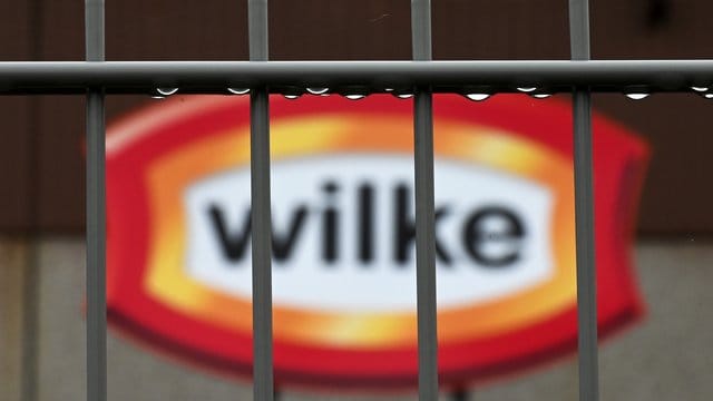 Wilke Logo hinter Zaun: Listerienkeime können bei geschwächtem Immunsystem lebensgefährlich sein.