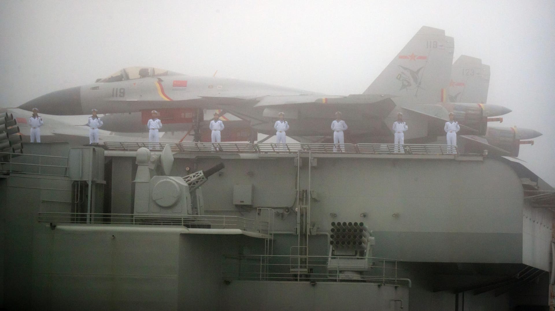 Kampfjets auf einem Flugzeugträger der Chinesischen Marine: Bei dem entstandten Schiff handelt es sich um den ersten Flugzeugträger, den China im Inland gebaut hat. (Archivbild) Kampfjets auf einem Flugzeugträger der Chinesischen Marine: Bei dem entstandten Schiff handelt es sich um den ersten Flugzeugträger, den China im Inland gebaut hat. (Archivbild)