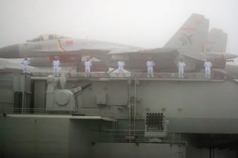 Kampfjets auf einem Flugzeugträger der Chinesischen Marine: Bei dem entstandten Schiff handelt es sich um den ersten Flugzeugträger, den China im Inland gebaut hat. (Archivbild)