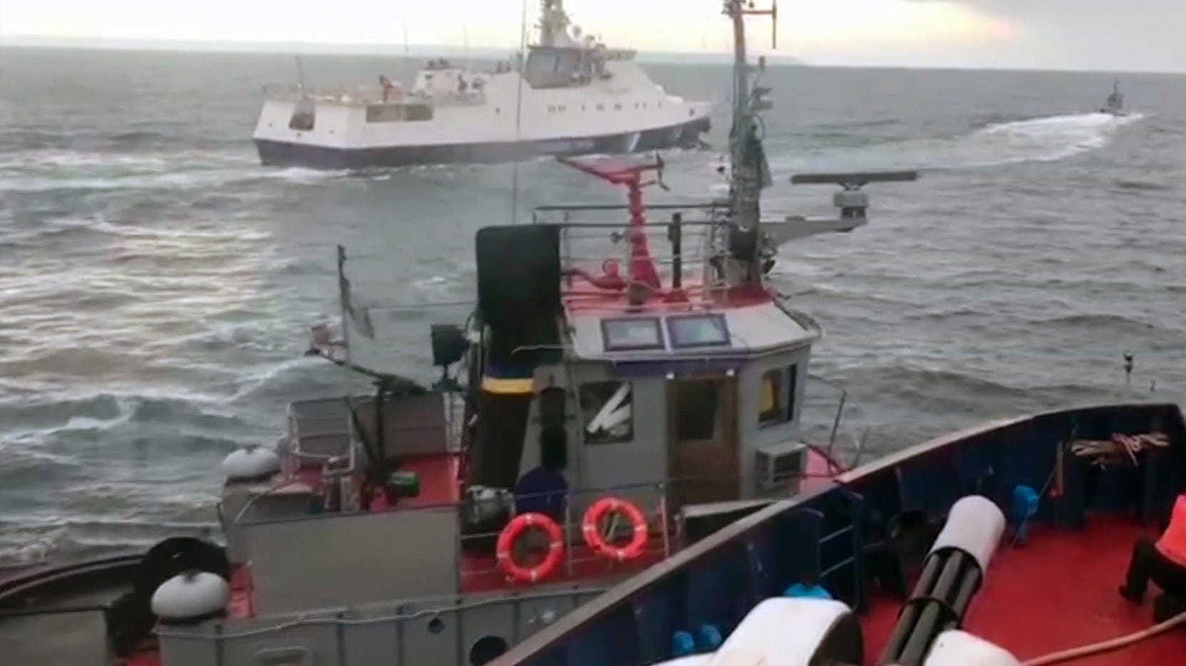 Russland: Dieses Bild aus einem Video der russischen Küstenwache zeigt den Vorfall zwischen der russischen Küstenwache und einem ukrainischen Marineboot. Russland zufolge fuhren drei ukrainische Schiffe unbefugt durch russische Hoheitsgewässer, während die Ukraine behauptet, dass eines ihrer Boote von einem russischen Küstenwachschiff gerammt wurde. Russland: Dieses Bild aus einem Video der russischen Küstenwache zeigt den Vorfall zwischen der russischen Küstenwache und einem ukrainischen Marineboot. Russland zufolge fuhren drei ukrainische Schiffe unbefugt durch russische Hoheitsgewässer, während die Ukraine behauptet, dass eines ihrer Boote von einem russischen Küstenwachschiff gerammt wurde.