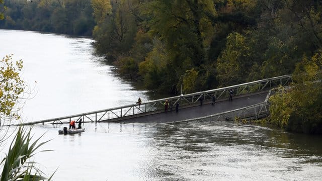 Rettungskräfte neben der eingestürzten Brücke in Mirepoix-Sur-Tarn. Rettungskräfte neben der eingestürzten Brücke in Mirepoix-Sur-Tarn.