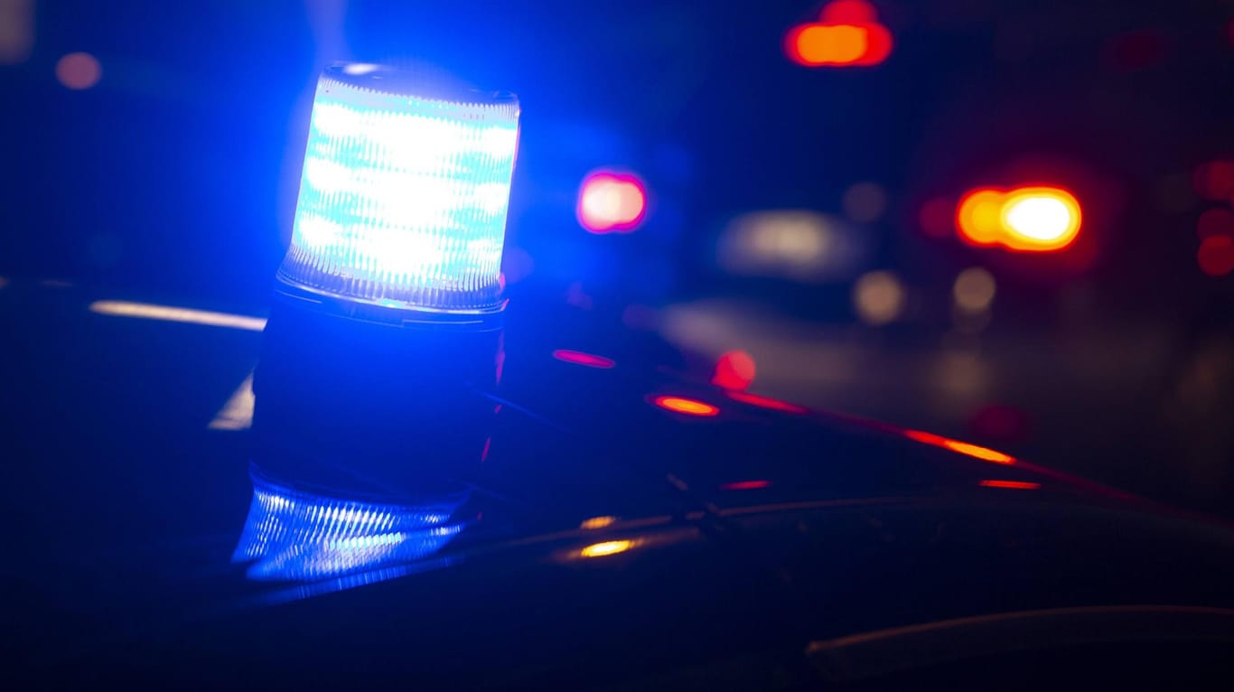 Blaulicht auf einem Polizeiauto in der Nacht: Die Polizei verständigte die Eltern des Mädchens, die vorbeikamen, um die Jugendliche abzuholen. (Symbolbild)