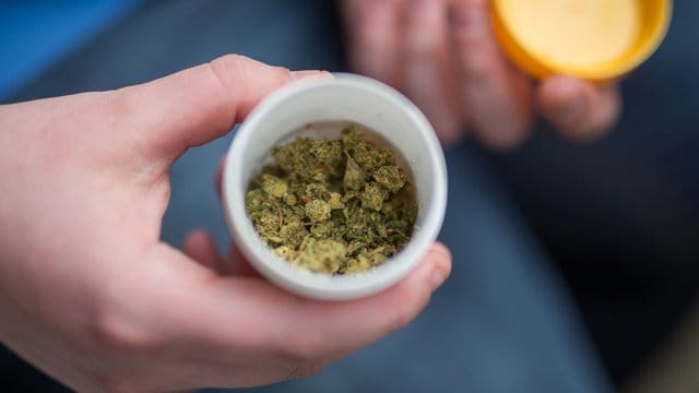 Unter Umständen muss die Krankenkasse für eine Behandlung mit Cannabis zahlen. Unter Umständen muss die Krankenkasse für eine Behandlung mit Cannabis zahlen.