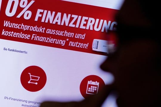 Verbraucherschützer sehen Null-Prozent-Finanzierungen kritisch: Zahlt der Kunde die Raten nicht rechtzeitig zurück, kann dies teuer werden. Verbraucherschützer sehen Null-Prozent-Finanzierungen kritisch: Zahlt der Kunde die Raten nicht rechtzeitig zurück, kann dies teuer werden.