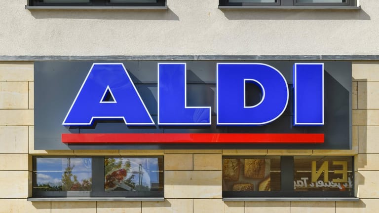Aldi-Logo: Bei dem Discounter soll es bald nachhaltige Verpackungen und Produkte geben.