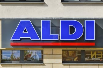 Aldi-Logo: Bei dem Discounter soll es bald nachhaltige Verpackungen und Produkte geben.