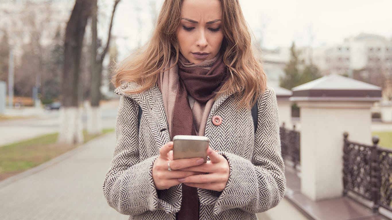 Eine Frau schaut enttäuscht auf ihr Smartphone: Der Wechsel von UMTS zum schnellen LTE-Netz vollzieht sich in Deutschland nur langsam.